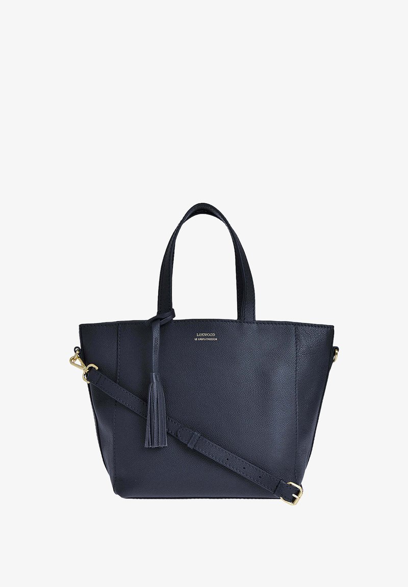 Sac fourre-tout en cuir bleu marine avec deux poignées, une bandoulière réglable et un détail de pompon. Texture lisse avec un design minimaliste et des finitions en or.