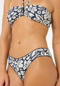 Zweiteiliger Bikini in Marineblau und Weiß mit floralem Muster. Strukturierter Stoff mit einem Bandeau-Oberteil und tief sitzenden Hosen.