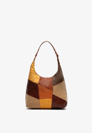 Torba na ramię z patchworkowej skóry, składająca się z paneli w odcieniach brązu, jasnobrązu, musztardowego i beżu, z pojedynczym paskiem na ramię.