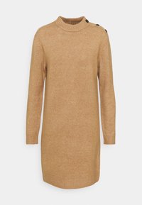 Strickkleid in Hellbraun, mit einem gerippten höheren Kragen, langen Ärmeln und schwarzen Knopf-Details an den Schultern. Weiche Textur.