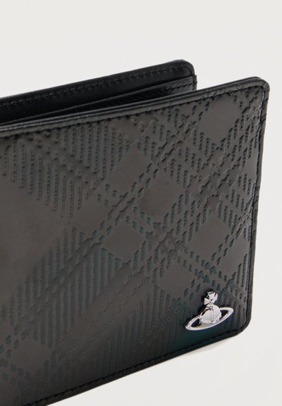 Μαύρο δερμάτινο πορτοφόλι με ανάγλυφο καρό σχέδιο και μικρό ασημένιο λογότυπο σφαίρας στην κάτω δεξιά γωνία, πάνω σε απλό φόντο.