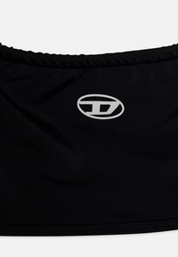 Juodas elastinis diržas su lygiu paviršiumi, centre esantis baltas logotipas. Sukurtas komfortui ir lankstumui.
