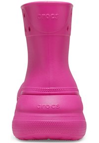 Botas de Crocs rosas e impermeables con una textura suave, de altura hasta el tobillo y orificios de ventilación en los laterales. La suela tiene textura para mayor agarre.