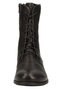 Schwarzer Lederknöchelboot mit strukturiertem Finish, vorderer Schnürung und seitlichem Reißverschluss. Die Sohle ist flach und leicht abgerundet an der Spitze.