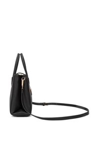 Borsa nera testurizzata con doppio manico superiore, tracolla regolabile e dettagli con zip in tonalità oro. Forma angolare con fondo piatto.