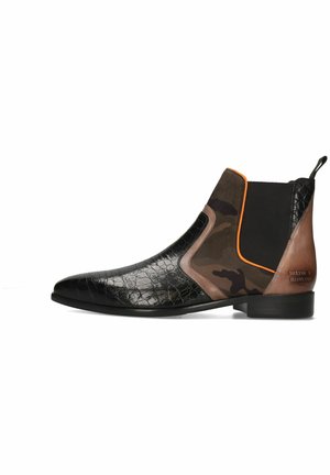 Botines negros con textura de cocodrilo, acentos de cuero marrón, paneles de camuflaje, lados elásticos y un ligero tacón. Detalle de ribete naranja.