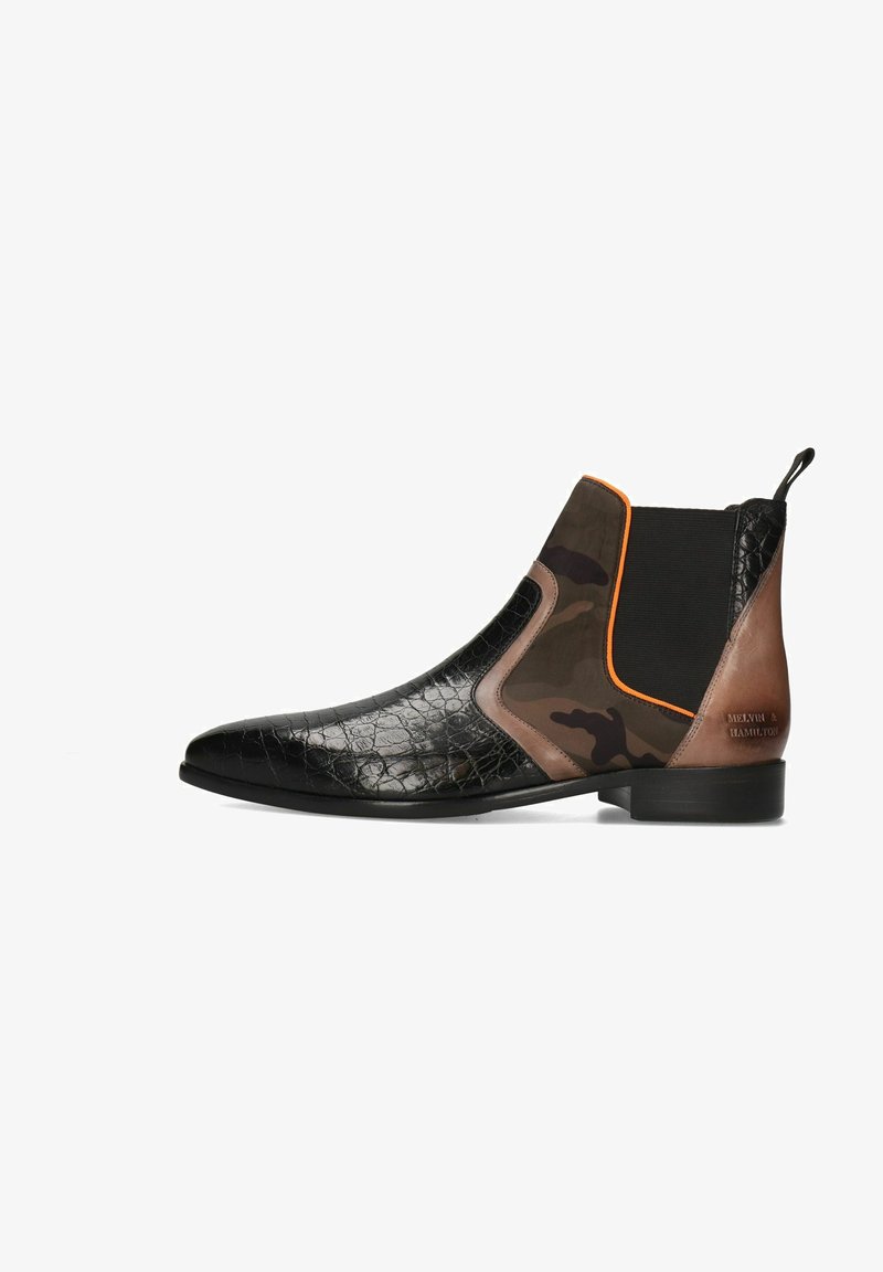 Bottines noires avec texture crocodile, accents en cuir marron, panneaux camouflage, côtés élastiques et un léger talon. Détail de finition orange.