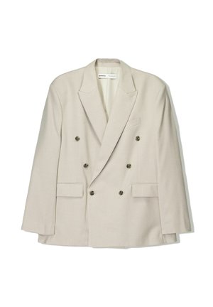 Beżowa dwurzędowa marynarka z sześcioma guzikami, klapą z wycięciem, dwoma kieszeniami z klapkami oraz kieszenią na piersi, prezentowana na białym tle.