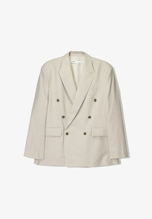 Beige double-breasted blazer met zes knopen, met inkeping op de revers, twee klepzakken en een borstzak met bies, getoond op een witte achtergrond.