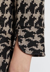 Ana Alcazar Stickad klänning - black