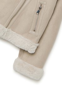 Giacca shearling beige con colletto e polsini morbidi e pelosi. Presenta una tasca con zip stilosa e una fodera liscia, offrendo calore e comfort.