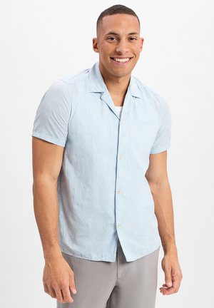 Hemelsblauw kortslippige knopshirt met een palmbladpatroon, voorzien van een notch-kraag en beige knopen. Soepele textuur, casual pasvorm.