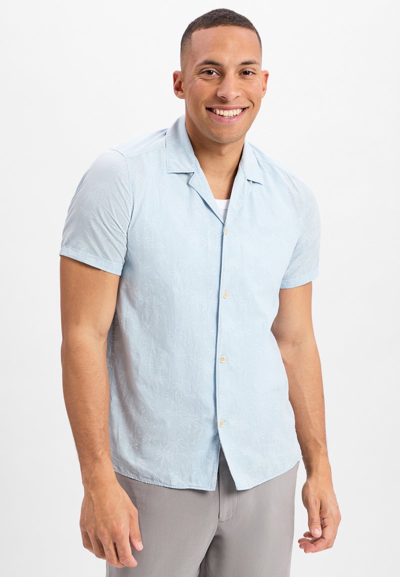 Hellblaue kurzärmlige Button-Up-Bluse mit einem Palmenblattmuster, ausgestattet mit einem Eingriffkragen und beigen Knöpfen. Glatte Textur, legere Passform.