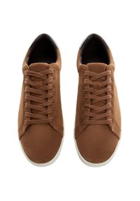 Sneaker in suede marrone con design a scarpa bassa, caratterizzate da punte arrotondate, lacci piatti e suola in gomma bianca. Nessun logo o motivo visibile.