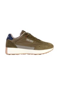 Sneakers athletic verde oliva con tomaia in suede e mesh, intersuola bianca, suola in gomma e logo "TEDDY SMITH" in bianco di lato.