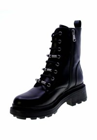 Botte de cheville en cuir noir avec une semelle épaisse, lacets à l'avant, accents en métal argenté, fermeture éclair latérale et semelle texturée.