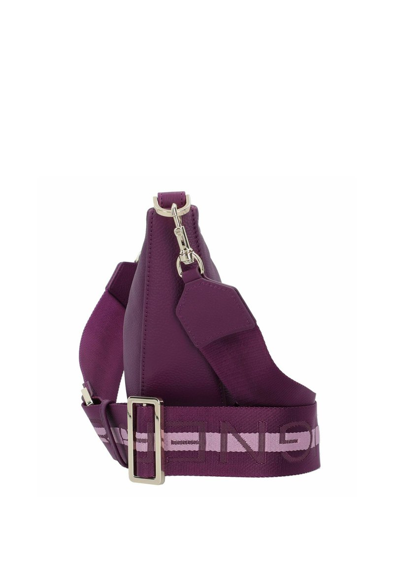 Paarse leren handtas met een gestructureerde vorm, uitgerust met een brede, met een patroon versierde schouderband en zilverkleurige hardware accenten.