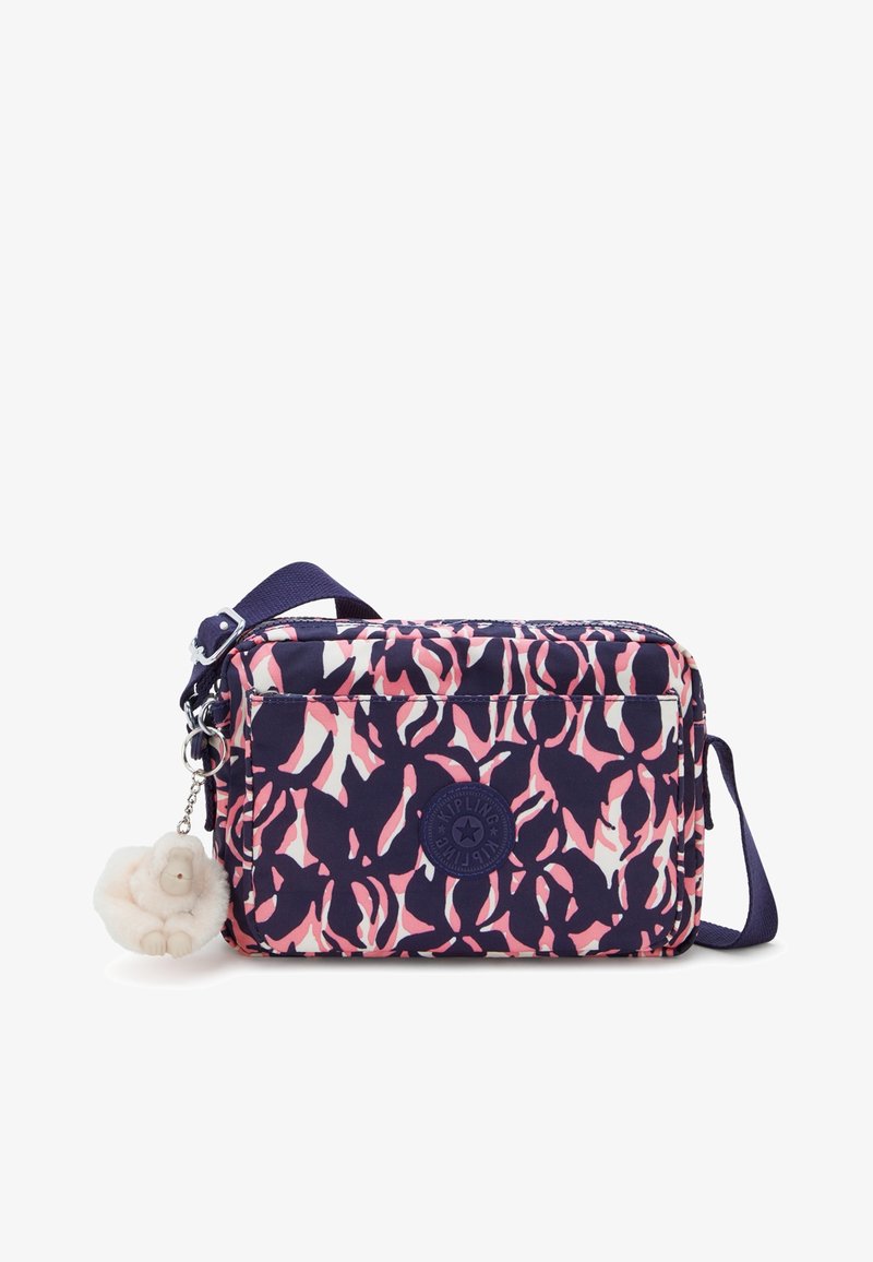 Sac bandoulière rectangulaire à motifs bleu marine, rose et blanc avec poche avant, bandoulière ajustable et porte-clés singe en peluche attaché.