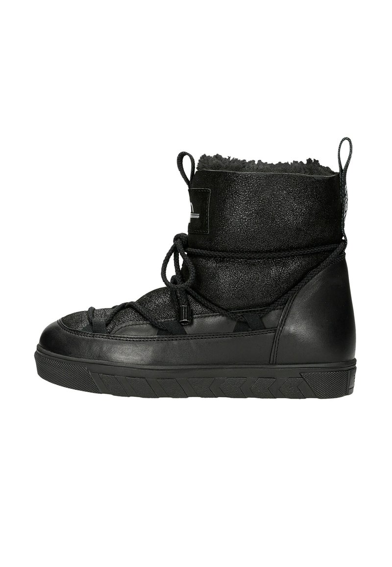 Schwarze gepolsterte Stiefel mit einem strukturierten Lederoberteil, dicker Gummisohle, verstellbaren Schnürsenkeln und einem Kunstfellfutter am Kragen.