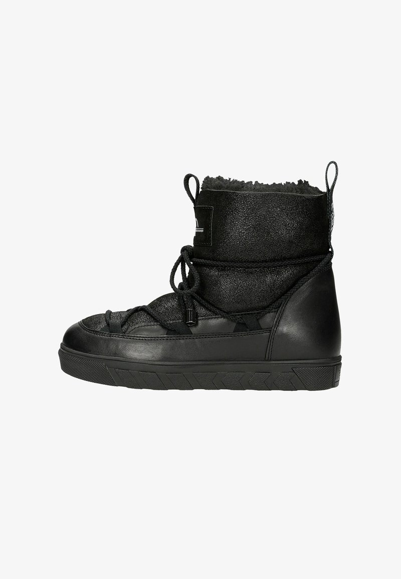 Schwarze gepolsterte Stiefel mit einem strukturierten Lederoberteil, dicker Gummisohle, verstellbaren Schnürsenkeln und einem Kunstfellfutter am Kragen.