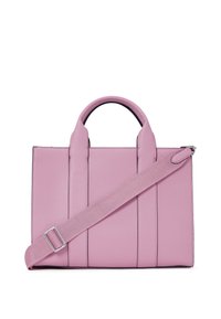 Téglaszerű rózsaszín bőr kézi táska, két felső fogantyúval és egy állítható vállpánttal az elején, fehér háttér előtt.