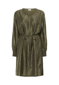 Robe en satin vert olive brillant avec un décolleté en V, de longues manches bouffantes avec des poignets smockés, et une ceinture nouée à la taille.