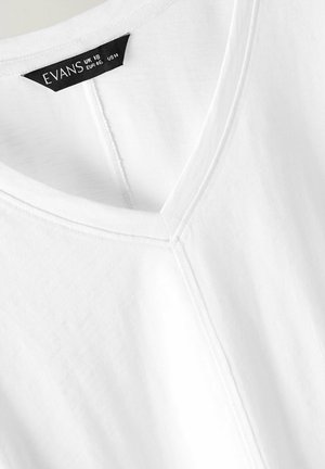 Weißes Hemd mit V-Ausschnitt, sichtbaren Nähten und einem schwarzen Evans-Größenetikett mit den Größen UK 18, EUR 46 und US 14.