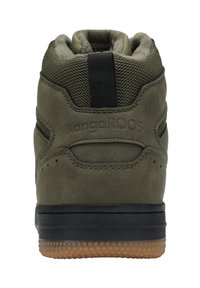 Herren High-Top Sneaker aus olivgrünem Wildleder und Mesh, mit gepolstertem Kragen, schwarzen Akzenten und einer Gummi-Außensohle. Logo auf der Rückseite.