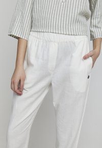Oxmo OXALFA LINEN MIX - Nadrágok - off white