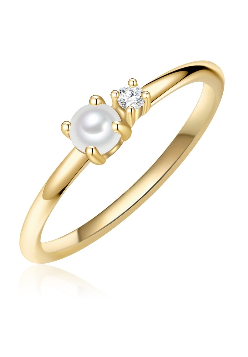 Zlat prstan z gladkim trakom, ki prikazuje osrednjo polirano biserino in manjši diamant na kleščni nastavitvi.