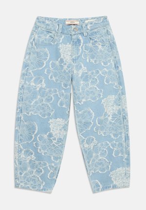 Lyseblå denimbukser med hvit blomstermønster, knapp og glidelås foran, beltehemper og to forlommer, kort lengde.