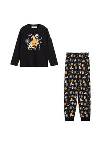 Maglietta nera a maniche lunghe con grafiche di scheletri e zucche. Pantaloni da pigiama neri abbinati con motivi a tema Halloween colorati.