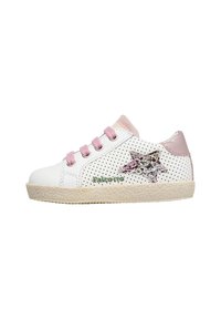 Zapatilla blanca de cuero con acentos rosas, diseño perforado, detalle de estrella brillante y suela de goma beige. Presenta cordones rosas y un logotipo.