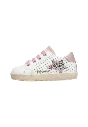 Zapatilla blanca de cuero con acentos rosas, diseño perforado, detalle de estrella brillante y suela de goma beige. Presenta cordones rosas y un logotipo.