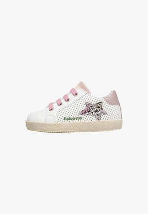 Sneaker in pelle bianca con dettagli rosa, design perforato, dettaglio a stella scintillante e suola in gomma beige. Presenta lacci rosa e branding.