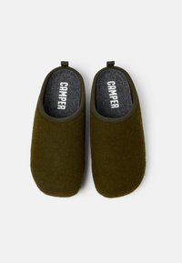 Gröna filtsandaler med mjuk textur, rund form och ett elastiskt band på baksidan. Grå innersula med "CAMPER"-logotyp.