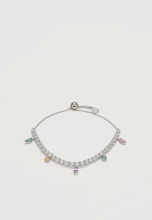 Pulsera de plata con piedras transparentes y cinco gemas colgantes de colores en verde, rosa, amarillo y púrpura, con una cadena ajustable.