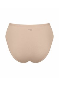 Beige Baumwollslips mit glatter Textur, umfassendem Schnitt und genähter Taille. Ein dezentes Logo befindet sich nahe der Oberseite.