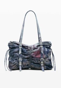 Plátená kabelka s našuchoreným dizajnom v modrých a fialových tónoch, vybavená strieborným kovaním, nastaviteľnými popruhmi a textúrovaným povrchom.