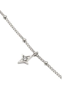 Silver kedja armband med en stjärnberlock prydd med en klar ädelsten, med små silverkulor längs kedjan för textur och designdetalj.
