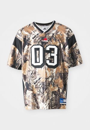 Tricou cu mânecă scurtă, cu model de camuflaj în nuanțe de bej, maro și negru, cu guler rotund, textură groasă și numărul mare imprimat "03."