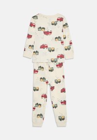 Set di pigiama in cotone a due pezzi con maniche lunghe e pantaloni. Sfondi crema con un motivo di camion dei pompieri rossi e veicoli da costruzione verdi.