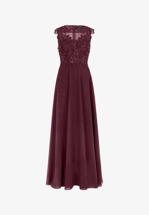 Mouwloze, tot op de grond vallende bordeauxrode jurk met bloemrijke kant en kralenversiering op het lijfje en een vloeiende chiffon rok.