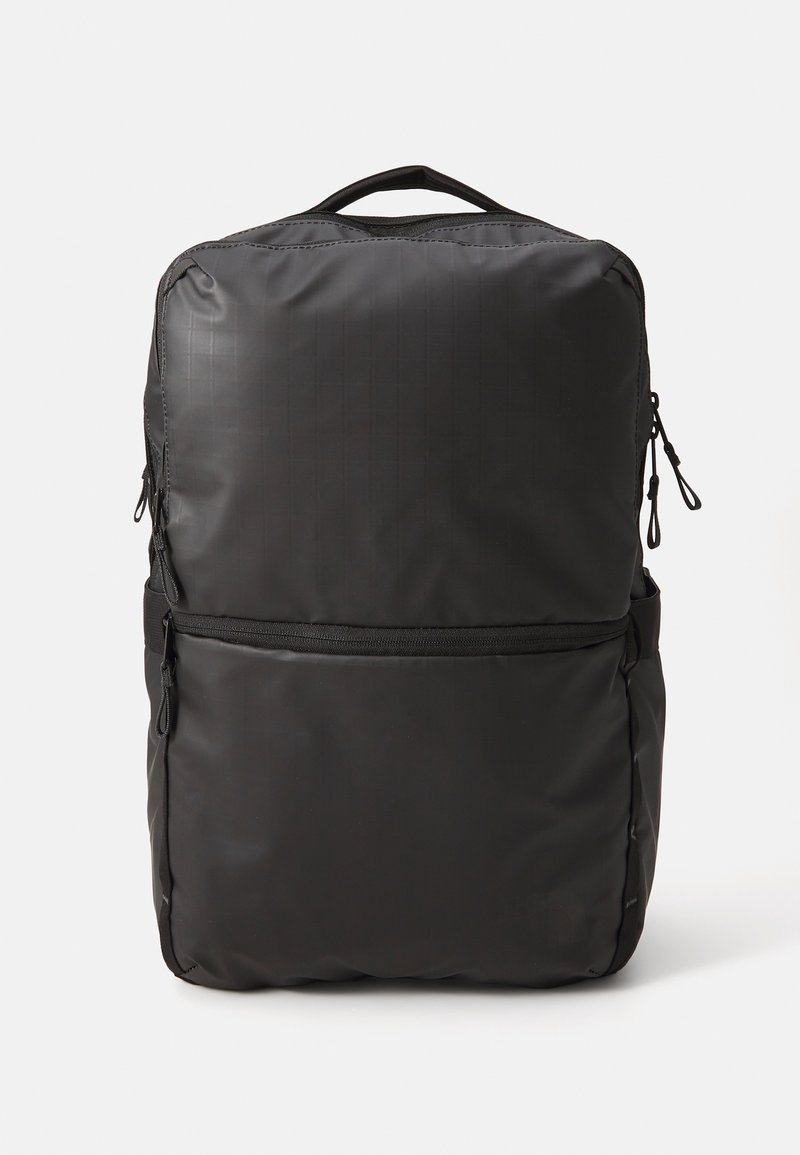 Svart ryggsäck i slitstarkt tyg, med en elegant rektangulär design, dragkedjefack och ett handtag upptill.