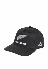 Schwarze Stoffmütze mit weißem Farnlogo und "ALL BLACKS"-Text auf der Vorderseite, mit drei weißen Streifen an der Seite.