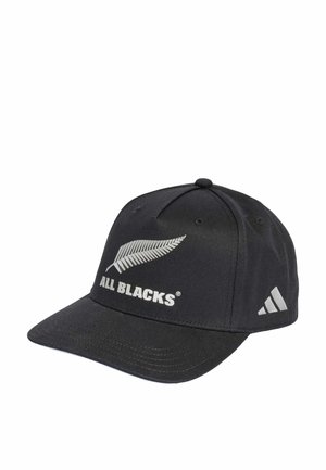 Schwarze Stoffmütze mit weißem Farnlogo und "ALL BLACKS"-Text auf der Vorderseite, mit drei weißen Streifen an der Seite.