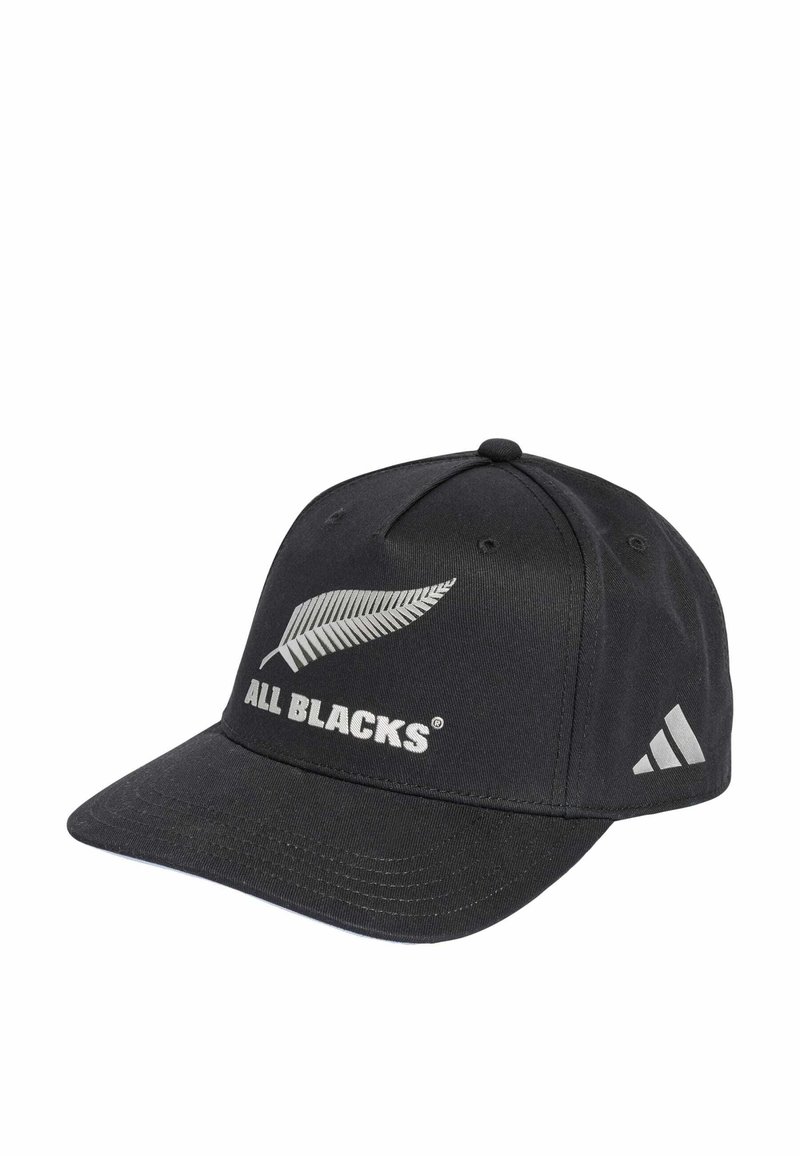 Schwarze Stoffmütze mit weißem Farnlogo und "ALL BLACKS"-Text auf der Vorderseite, mit drei weißen Streifen an der Seite.