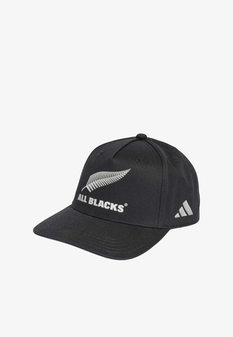 Schwarze Stoffmütze mit weißem Farnlogo und "ALL BLACKS"-Text auf der Vorderseite, mit drei weißen Streifen an der Seite.