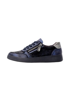 Zapatilla deportiva azul oscuro con suela negra, paneles laterales texturizados, cordones, cremallera lateral y detalle plateado en el talón, mostrada desde el lado exterior.