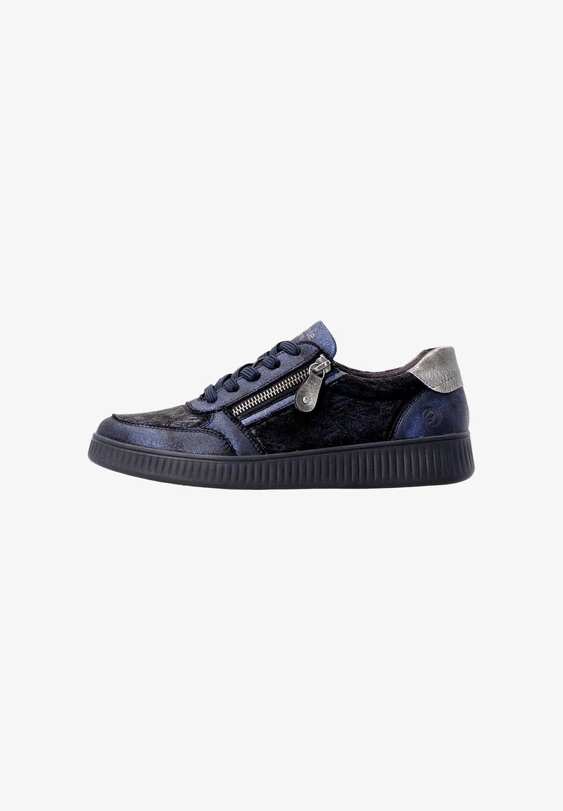 Baskets bleu foncé avec semelle noire, panneaux latéraux texturés, lacets, fermeture éclair latérale et détail argenté au talon, vues de côté extérieur.